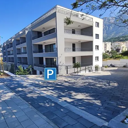 Zelenka Luxury Makarska